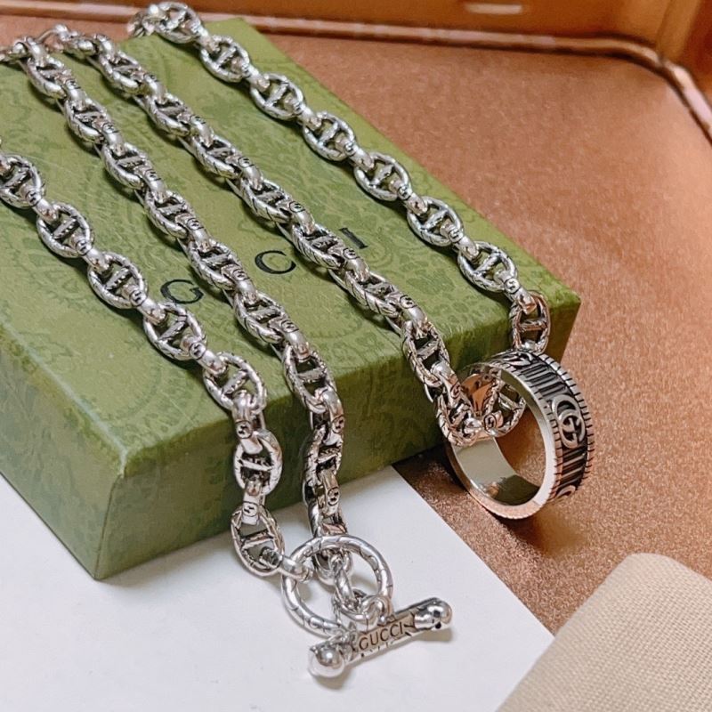 G*u*i necklaces